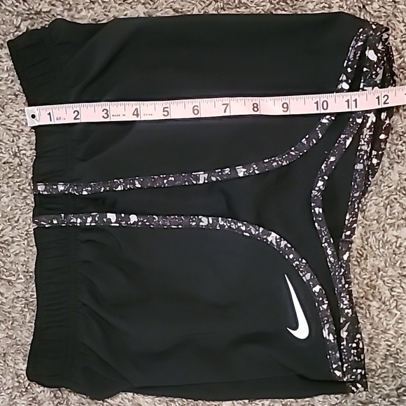 STUNNING NIKE TEMPO DRIFIT RUNNING SHORTS CURVED HEM WITH MESH - Picture 6 of 9